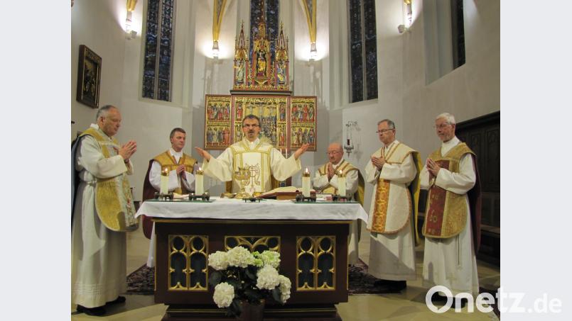 Die Messe anlässlich der 374. Wallfahrt für die Kirche zelebrierten (von links) Stadtpfarrer Georg Flierl, Kaplan Paul Gebendorfer, Pfarrer Martin Besold, Pfarrer Konrad Gruber,  Pfarrer Martin Neumaier und Pater Klaus Kniffki. exb