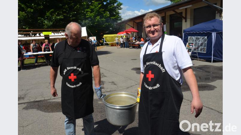 Zur Mittagszeit schleppen ILS-Leiter Herbert Putzer (links) und der Vohenstraußer Bereitschaftsleiter Stephan Kraus (rechts) wieder riesige Knödeltöpfe herbei. dob