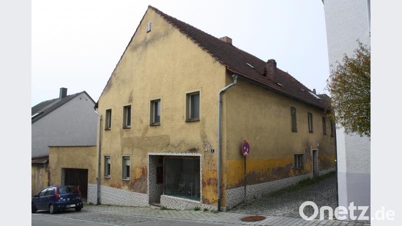 Leerstehende Gebäude wie dieses von der Stadt erworbene Haus am Schellenberg sollten nicht abgerissen werden, ohne dass über die spätere Nutzung des freien Grundstücks entschieden werde, riet Bernhard Stangl (SPD) in der Haushaltssitzung des Stadtrats. Bild: bjp bjp