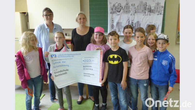 Stolz präsentieren die                   Kinder und ihre Rektorin                    Katja Meidenbauer (hinten                   links) zusammen mit der                    Autorin Meike Haas die                    Spendenquittung. fsb