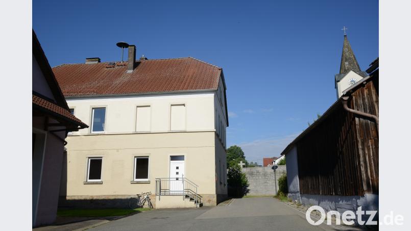 An der Ostseite des Dorfgemeinschaftshauses muss ein zweiter Rettungsweg errichtet werden. Dafür wird im Obergeschoss das derzeit noch zugemauerte zweite Fenster von rechts zur Türe umbaut. Daran wird dann der Rettungsweg angebaut. Beyerlein, Walter [BEY] (W.BEYERLEIN@T-ONLINE.DE)