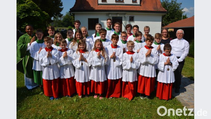 Acht neue Ministranten (in der ersten Reihe) wurden am Sonntag in die Schar der 25 Messdiener der Pfarrei Herz Jesu Pechbrunn aufgenommen. Pfarrer Dr. Cyprian Anyanwu (links) sprach die Segensgebete und freute sich über diese Verstärkung. Glücklich über die neuen Ministranten waren (von rechts hintere Reihe) Mesner Robert Hecht, die Ministrantenbetreuerinnen Maria Müller und Claudia Renner, sowie Pfarrgemeinderatssprecherin Silvia Sußmann. jr