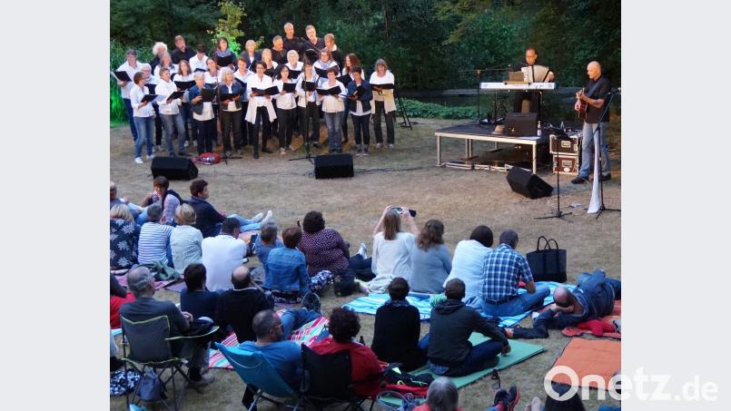 Rund 280 Gäste lauschten an dem herrlichen Sommerabend dem Chor „Contigo“ mit seinem Leiter Jürgen Zach (rechts). weu