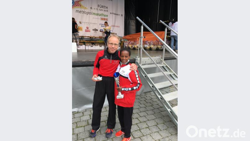 Bontu Kaba Desso (rechts) mit ihrem Vereinskollegen von der DJK Weiden, Thomas Sturm. exb