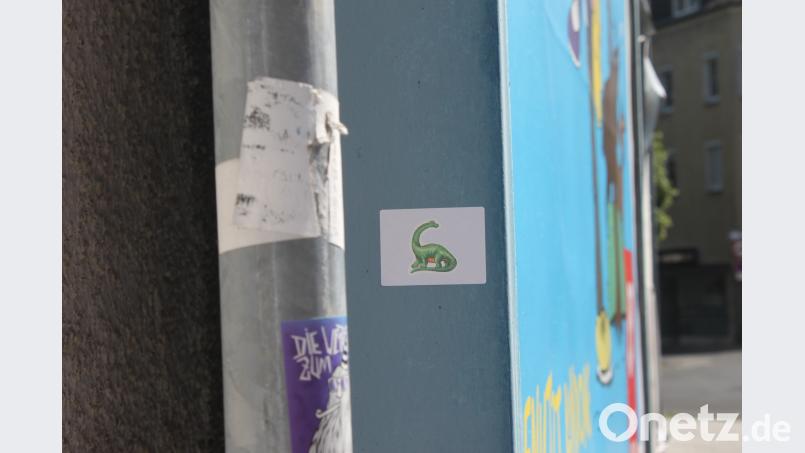 Ein kleiner grüner Dino gegen den Hass. Maria Oberleitner