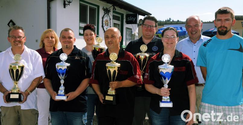 Die erfolgreichen Dart-Spieler der Dart-Liga Amberg-Sulzbach mit dem Dart-Club-Vorsitzenden Peter Ritter (links), Bürgermeister Roland Strehl (Zweiter von rechts) und Liga-Leiter Michael Stümpfl (rechts).	Bild: gf gf