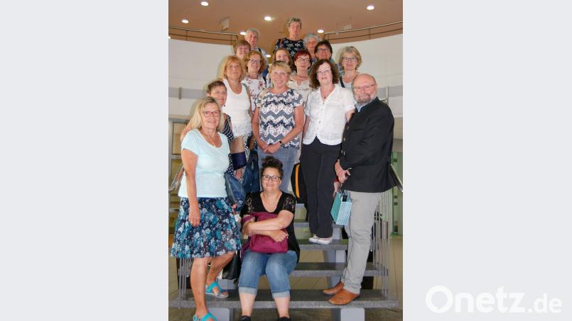 v. r.: Prof. Dr. Anton Scharl, Direktor der Frauenkliniken Amberg, Tirschenreuth, Weiden, und Brigitte Stenglein, 1. Vors. der Gruppe Erlangen der Frauenselbsthilfe nach Krebs mit den Mitgliedern der Gruppe Erlangen und Evi Nikoloudis (links), Kassiererin der Selbsthilfegruppe, beim Besuch im Klinikum St. Marien Amberg. Richter/Klinikum St. Mrien