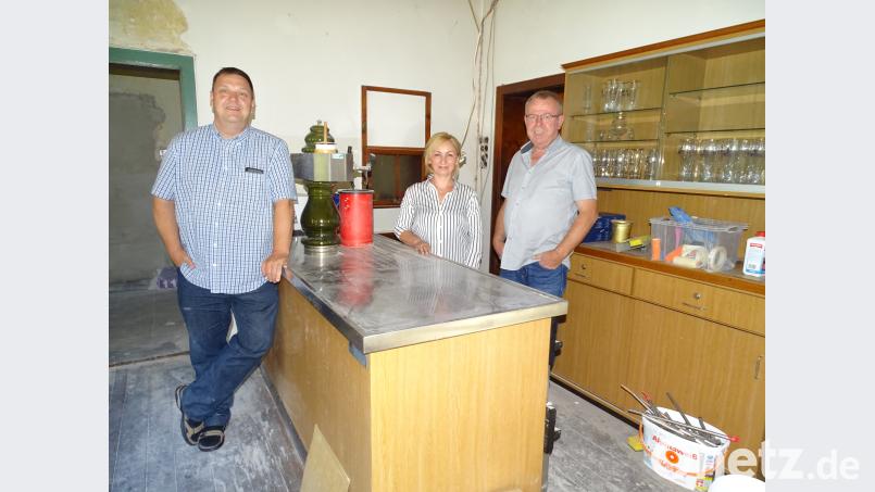 Im Gastraum bleibt noch einiges zu tun. Doch auch das, so ist sich Bürgermeister Christian Ziegler (links) zusammen mit dem Investoren-Ehepaar Nadja und Hans Gradl einig, wird irgendwann in der kommenden Zeit erledigt sein. Dann kann am Tresen wieder ein frisches Bier gezapft werden. hou