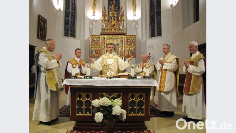Die Messe anlässlich der 374. Wallfahrt für die Kirche zelebrierten (von links) Stadtpfarrer Georg Flierl, Kaplan Paul Gebendorfer, Pfarrer Martin Besold, Pfarrer Konrad Gruber,  Pfarrer Martin Neumaier und Pater Klaus Kniffki. exb