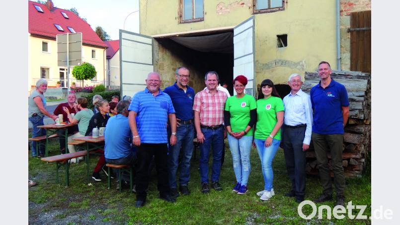 FW-Vorsitzender Thomas Riedl (rechts), Stadtrat Hans Bscherer (stehend, von links) und zweiter Bürgermeister Karl Lorenz hießen unter anderem Bezirkstagskandidat Holger Götz, Conny Siegler und Maria Hann vom Karten- und Schachverein sowie Landtagskandidat Karl Meier zum Kellerfest willkommen. exb