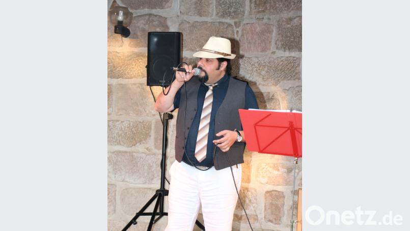 Tenor Marco Borella aus Bayreuth begleitet musikalisch den italienischen Abend des Kulturtreff Kastl. rpp