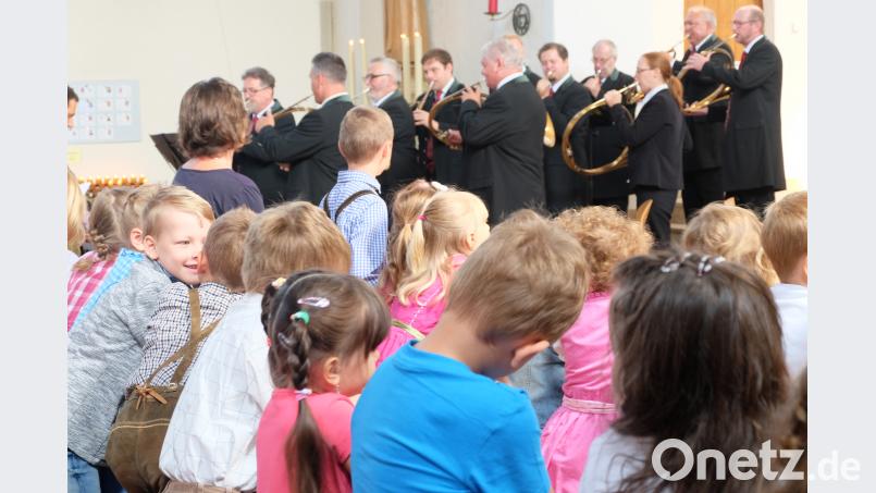 Die Oberpfälzer Parforcehorn-Bläser  gestalteten  den Festgottesdienst  in der St.-Barbara-Kirche mit. ohr