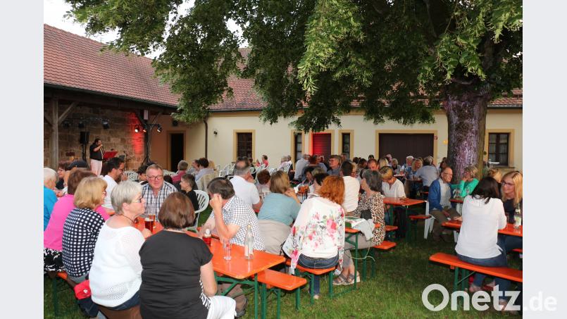 Viele Besucher füllen den Pfarrhof fast vollständig aus. rpp