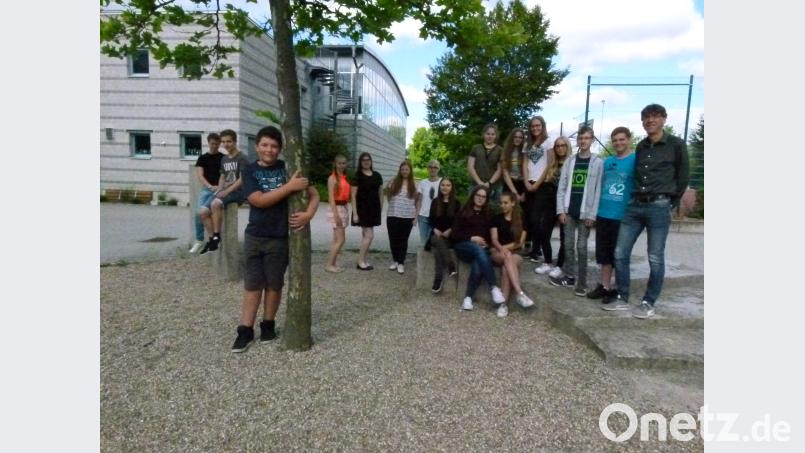 Die Klasse 9a freut sich mit Studiendirektor Thomas Metzler über ihren Erfolg bei der weltweiten Baumpflanz-Aktion. rn