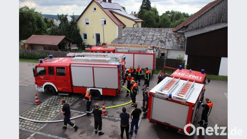 Bei der Trischinger Wehr trafen sich die Löschfahrzeuge der vier Ortsfeuerwehren, wo sie sich über einen Hydranten den ganzen Tag lang  mit Wasser befüllen konnten.Danach ging es immer wieder hinaus auf die Dörfer, wo Landwirte auf das Nass dringend angewiesen waren. Thomas Dobler