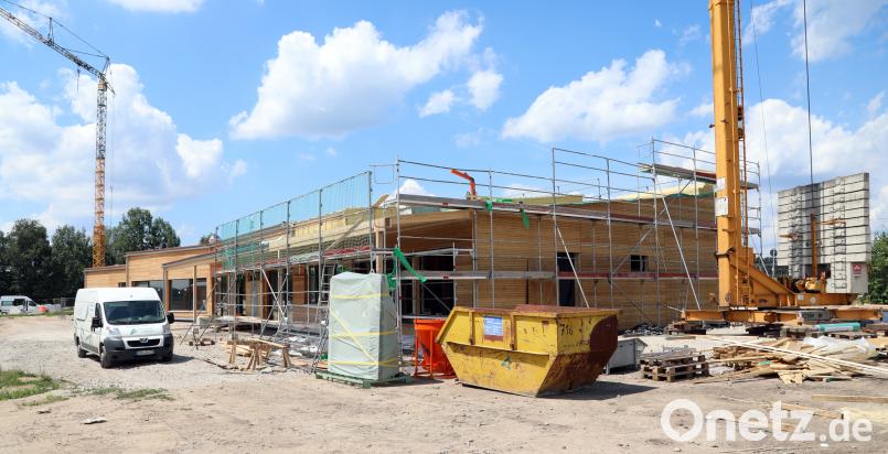 Das Gastronomiegebäude bei der Erlebnisholzkugel kann nach dem Brand im April zwar schneller als gedacht wieder genutzt werden. Trotzdem verzögert sich die Eröffnung des Freizeitparks um einige weitere Woche. Bild: Götz