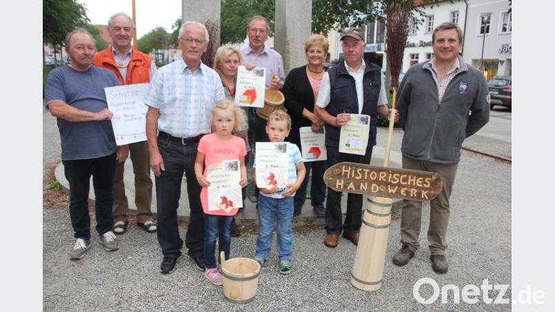Die Gewinner des Strick-Rätsels mit Herbert Konrad (2. von links) und Alex Zintl (rechts) vom Arbeitskreis Historisches Handwerk. kro