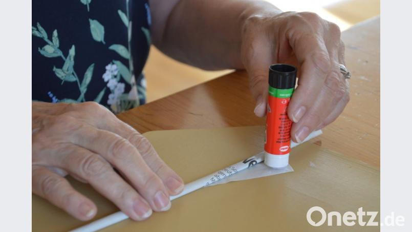 Das erste Papier-Stäbchen ist gerollt, nun wird das Ende nur noch etwas festgeklebt. Mia Süß