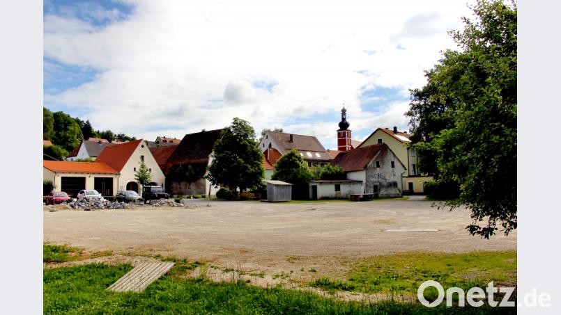 Die Dorferneuerung Etzelwang erreicht in Kürze den Badparkplatz. Die alte Garage im Hintergrund wird abgerissen. Am linken Bildrand soll das neue Versorgungsgebäude erstellt werden. ds
