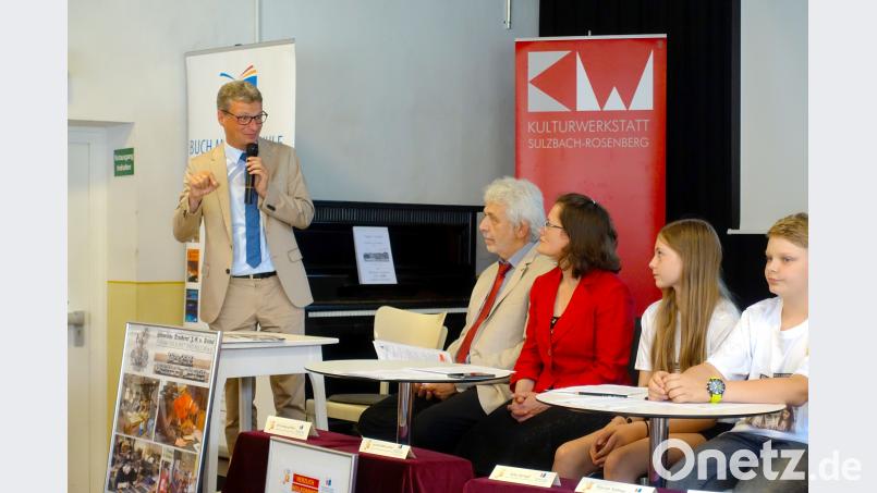 „Großartig, was Ihr geleistet habt&quot;, zollt (von links) Kultusminister Bernd Sibler Schulleiter Wolfgang Pfeifer, Studienrätin Brunhilde Lommer, Nika Kempf und Florian Sollner Respekt. gac