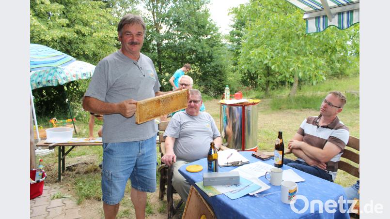 Vorsitzender Herbert Vogl demonstrierte das Honigschleudern. pko