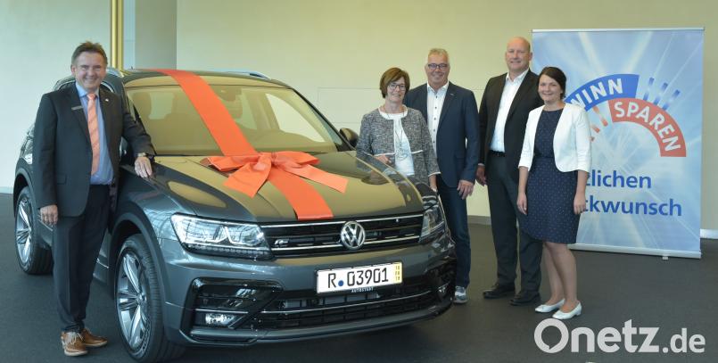 Thomas Pohl vom Gewinnsparverein Bayern e.V.   überreicht  Angelika und Bernhard Waidhas das neue Auto. Geschäftsstellenleiter Dieter Ernstberger und  Kundenberaterin Karolina Seidel (von links) gratulieren zum Hauptgewinn. exb
