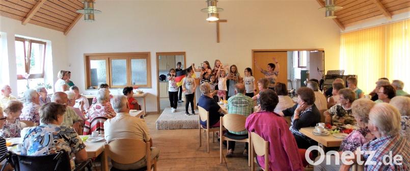 Viele Senioren kommen zum Sommerfest in das evangelische Gemeindehaus. Dort führt die Schulkindergruppe vom Kinderhaus Kunterbunt mit Leiterin Ines Gutt einen WM-Tanz auf. rgr