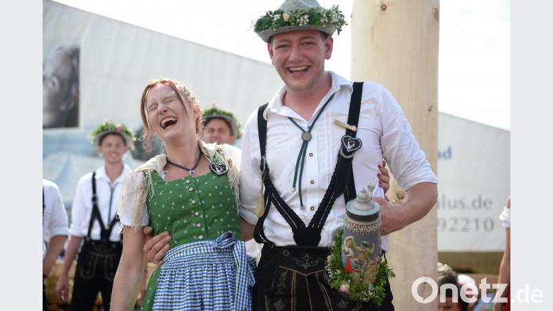 Bei der Vitus Kirwa in Ursensollen tanzten heuer elf Paare um den Baum. Als neues Oberkirwapaar wurden Michael Scheffmann und Rebecca Wittmann auserwählt. brü