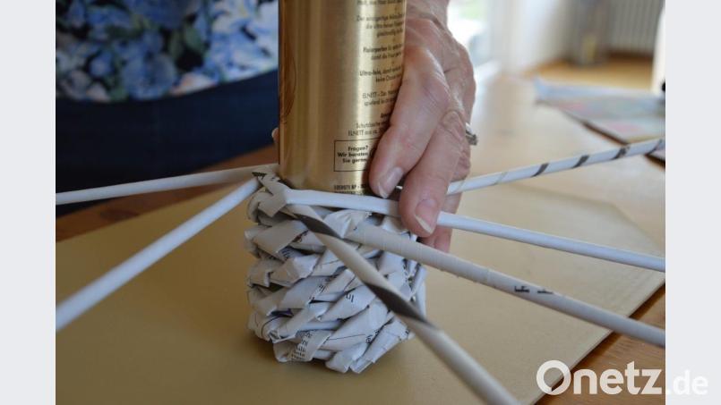 Langsam aber sicher wächst die Papier-Schlange an der Haarspray-Dose entlang in die Höhe. Mia Süß