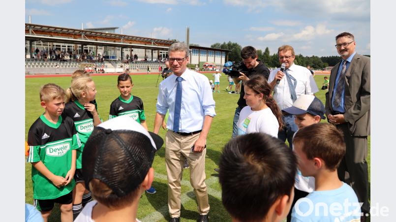 Tipps in der Halbzeitpause von einem prominenten Fußballfan: Kultusminister Bernd Sibler (Mitte) war in Schwarzenfeld zu Gast. Bild: Götz