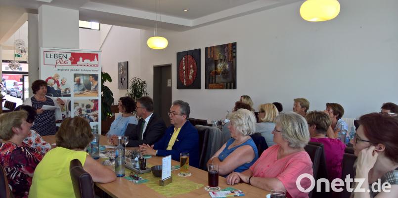 Im Seenario informierte Cornelia Stahl (stehend links) die Kreisdelegiertenversammlung der Frauen Union über das Projekt Leben Plus. exb