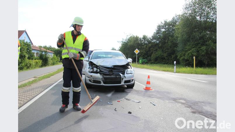 Die Feuerwehr aus Pressath reinigte die Straße. Jürgen Masching