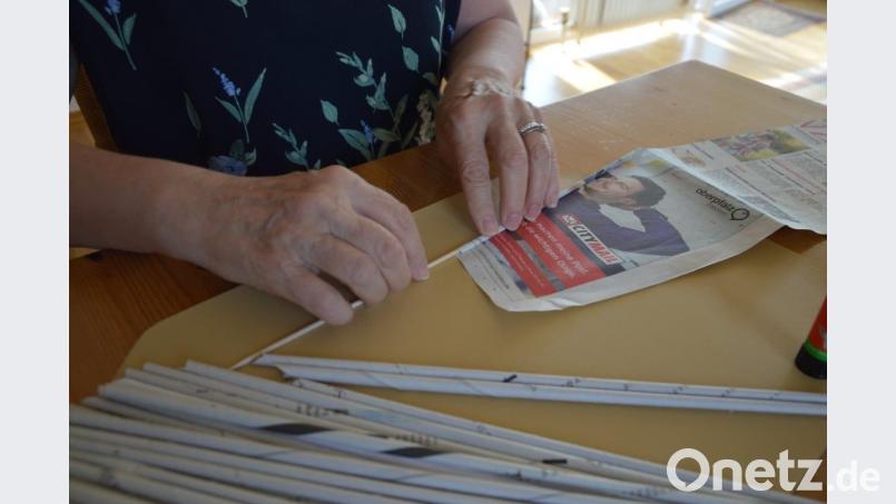 Vorsichtig über Stricknadel oder Schaschlikstäbchen das Zeitungsstück einrollen. Mia Süß