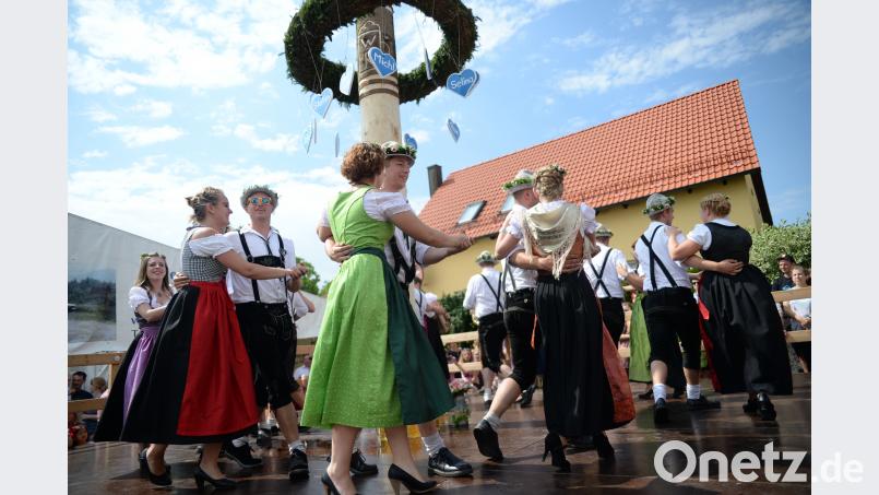 Bei der Vituskirwa in Ursensollen tanzen heuer elf Paare um den Baum. Als neues Oberkirwapaar wurden Michael Scheffmann und Rebecca Wittmann auserwählt. brü