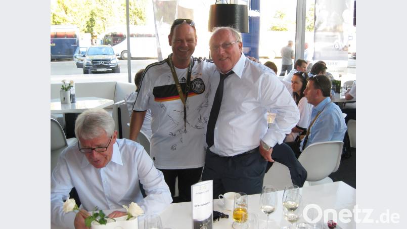 Jürgen Faltenbacher (Mitte) mit Fußballidol Uwe Seeler (rechts) sowie Reinhard Rauball, Präsident von Borussia Dortmund. privat