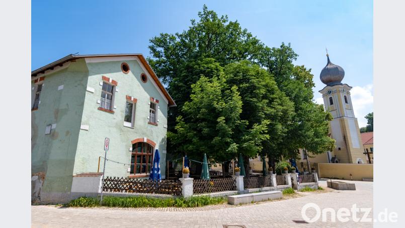 Die Gaststätte Röhrl im Ortszentrum von Eilsbrunn bei Regensburg. Laut dem Guinness-Buch der Rekorde ist die Gaststätte seit 1658 im Besitz der Familie Röhrl und damit das älteste Wirtshaus der Welt. Armin Weigel/dpa