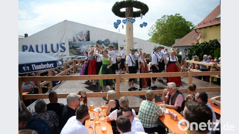Bei der Vitus Kirwa in Ursensollen tanzten heuer elf Paare um den Baum. Als neues Oberkirwapaar wurden Michael Scheffmann und Rebecca Wittmann auserwählt. brü