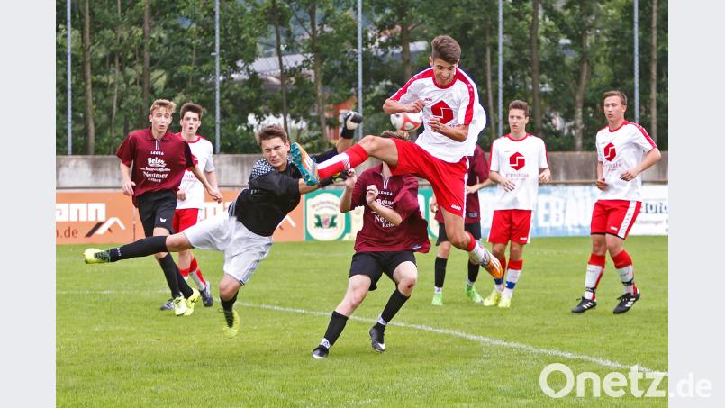 Mit vollem Körpereinsatz kämpfen der Torwart von Altrandsberg und der Schwarzhofener Stürmer um den Ball. Die Perspektive lässt die Aktion jedoch gefährlicher erscheinen,  wie sie in Realität war. Guenter Uschold