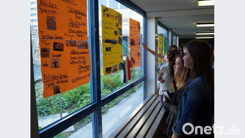 Auf verschiedenen Plakaten informierten sich die Schüler über die europäischen Länder. muk
