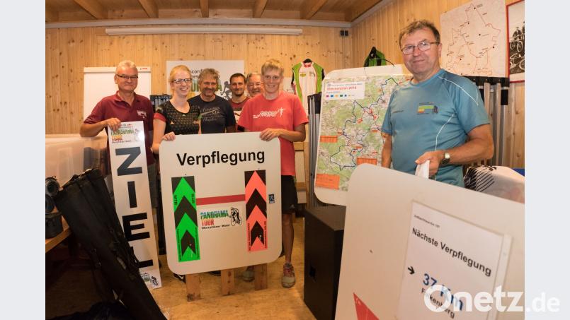 Schilder weisen Radlern den Weg. Für die vielen Helfer geht es auf die letzten Etappen der Vorbereitung. dtr