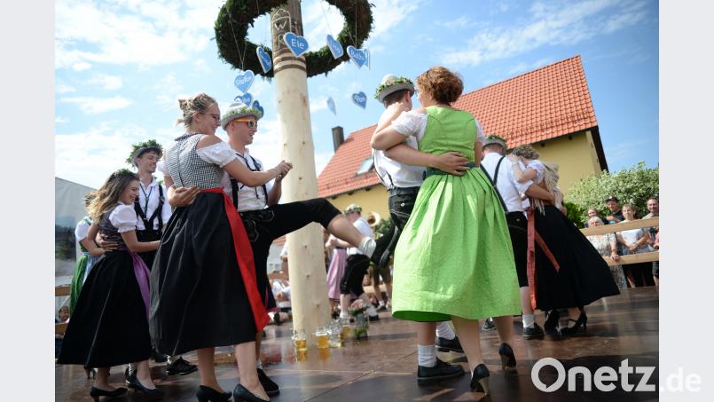 Bei der Vitus Kirwa in Ursensollen tanzten heuer elf Paare um den Baum. Als neues Oberkirwapaar wurden Michael Scheffmann und Rebecca Wittmann auserwählt. brü