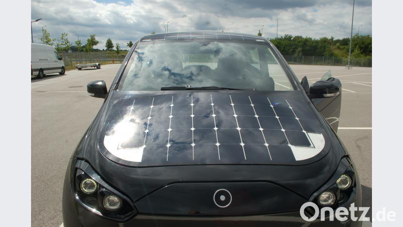 Die Sonne spiegelt sich nicht nur auf der Motorhaube, sie treibt den Sion auch an: Bis zu 30 Kilometer Reichweite schafft das Solarauto rein durch Sonnenenergie. Hanna Gibbs