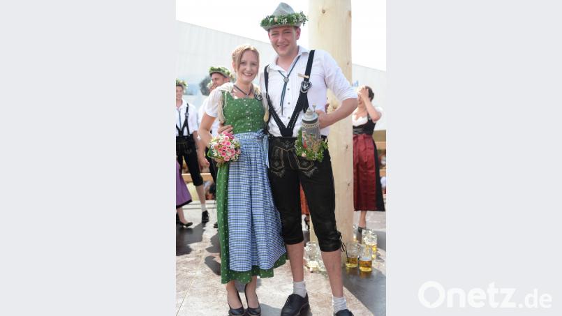 Bei der Vitus Kirwa in Ursensollen tanzten heuer elf Paare um den Baum. Als neues Oberkirwapaar wurden Michael Scheffmann und Rebecca Wittmann auserwählt. brü