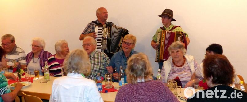 Gerd Retzer (links) und Philipp Kleber unterhielten gekonnt und kurzweilig die Gäste in Schlammersdorf. lgc