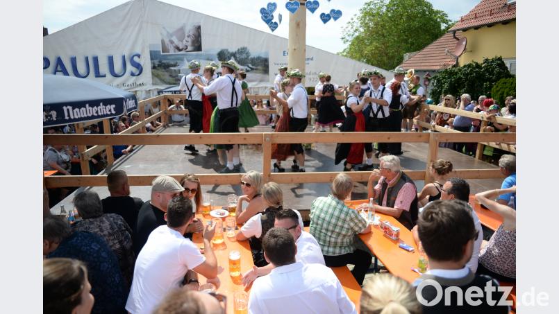 Bei der Vitus Kirwa in Ursensollen tanzten heuer elf Paare um den Baum. Als neues Oberkirwapaar wurden Michael Scheffmann und Rebecca Wittmann auserwählt. brü