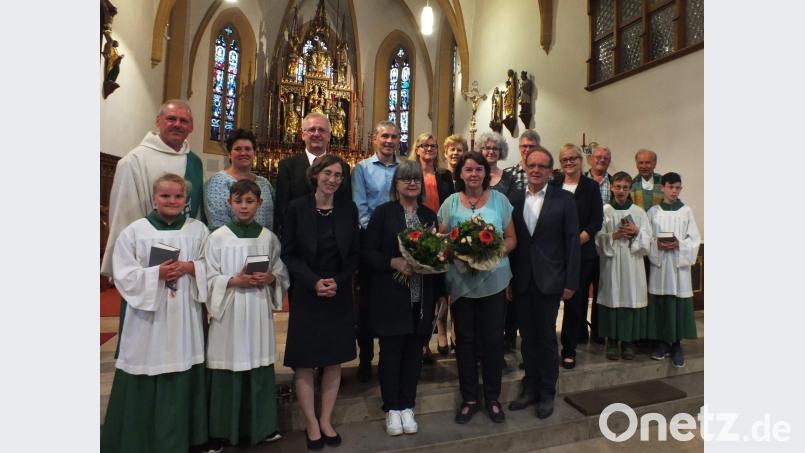 Bei der Vorabendmesse wurden die ausgeschiedenen Pfarrgemeinderatsmitglieder verabschiedet, die neuen vorgestellt (vorne, von links): Barbara Lauerer, Elfi Bayer, Ex-PGR-Sprecherin Michaela Fellner und. Hans-Jürgen Schönberger sowie (hinten, von links) Diakon Richard Sellmeyer, Gemeindereferentin Barbara Schlosser, PGR-Sprecher Laurenz Beck, Ulrich Bösl, Beate Dietrich, Veronika Forster, Anna Reinhardt, Robert Scheuerer, Ulrike Zimmermann, Franz Reif und Stadtpfarrer Hans-Peter Bergmann. Bild: u u