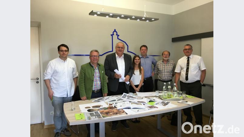 Christoph Karl (Freilandmuseum Neusath-Perschen), Bezirksrat Toni Dutz, Bezirkstagsvizepräsident Lothar Höher, Juliane Wittmann (Bezirk Oberpfalz) und Bezirksheimatpfleger Dr. Tobias Appl ließen sich gerne vom Kreisheimatpfleger für Archäologie, Kurt Engelhardt, und Bürgermeister Richard Tischler (im Bild von links) über die aufsehenerregenden Funde informieren. . exb
