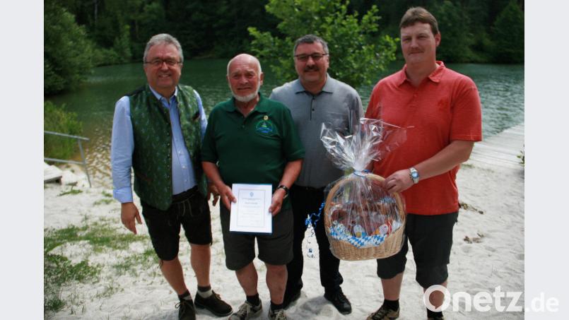 Für seine Verdienste beim Fischereiverein wurde Hans Brosch (Zweiter von links) die Ehrennadel in Gold verliehen. Zweiter Vorsitzender Matthias Zwerenz und Bezirksvorsitzender Hans Holler (Zweiter von rechts) sagten Dankeschön. Ebenso beglückwünschte ihn auch Bürgermeister Toni Dutz (links). wro