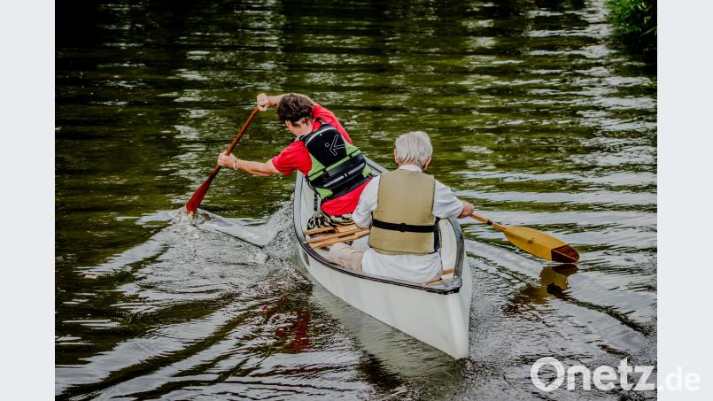 Der Vordermann führt hier einen „Ziehschlag“ aus, das heißt er taucht das Paddel ein und zieht das Boot zu sich heran. Damit erreicht er eine Richtungsänderung. Der Ziehschlag ist also ein Steuerschlag (der besonders für den Vordermann wichtig ist). exb/Laurens Wittmann