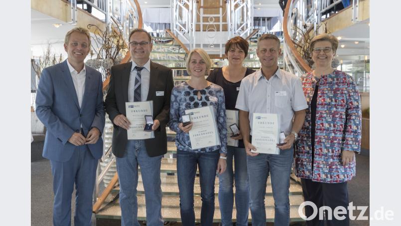 IHK-Vizepräsidentin Karin Siegert (rechts) und der stellvertretende Hauptgeschäftsführer Peter Weber (links) mit den Geehrten, (von links) Walter Lorenz, Karoline Witte, Astrid Makitta und Frank Pamler. Moosburger/exb
